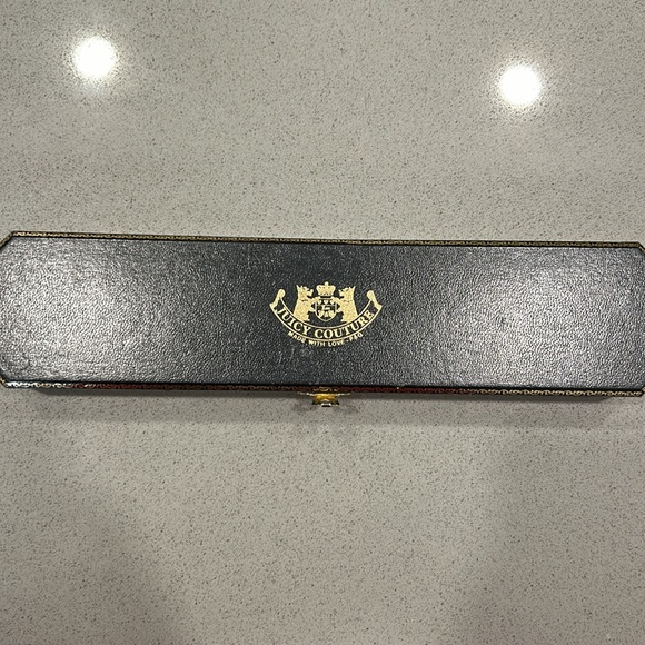 This chic Juicy Couture bracelet is in pristine condition. It has 5 charms - Picture 4 of 4